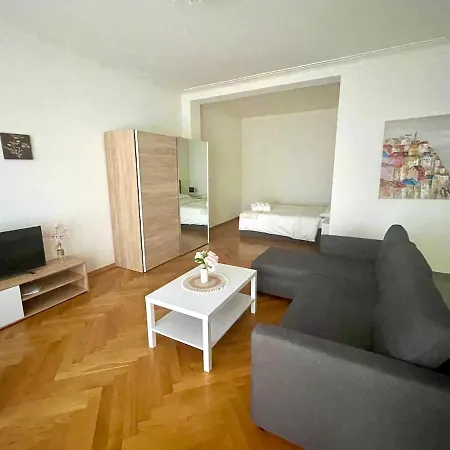 Apartment 600 M From Train Station